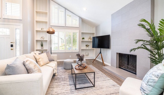 New! Modern & Sleek 4BR home w/high ceilings