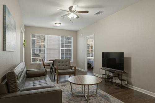 New Modern Stay Across from UNC-P with Pool & Gym