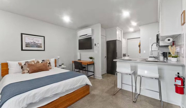 New Modern Studio AC, Full Kitchen, W/D, Free Parking