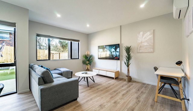 New Modern Sunnyhills Town House | Wi-Fi & Netflix