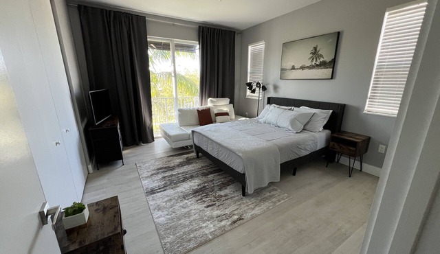 New Modern Townhome! 8 min to DT Las Olas & Beach!