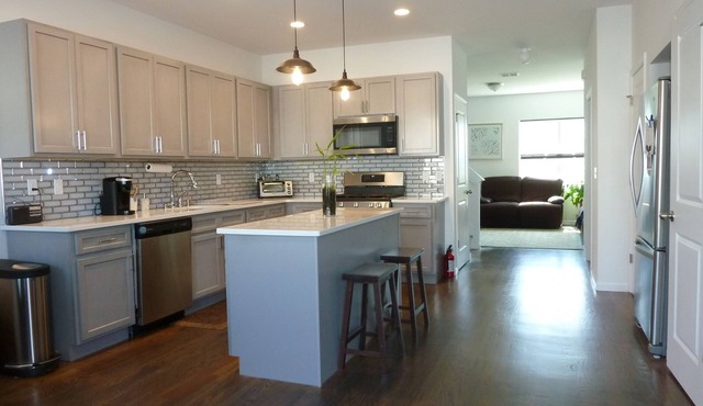 New Modern Townhome Near Beach With King Beds