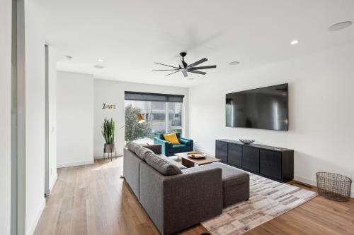 New Modern Townhome with Rooftop Patio townhouse