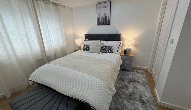 NEW Modern Townhouse Holiday Home * Free Parking- Near Ethiad and Co op Live