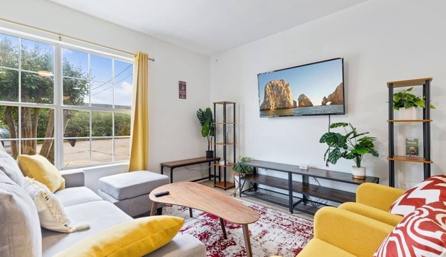 New Modern Townhouse Next to FSU - CENTRAL - COMFY