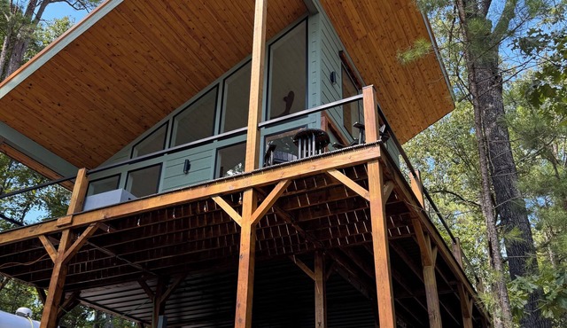 New Modern Treehouse Cabin with Hot Tub on Norfork Lake- Ozark Mountains-Remote