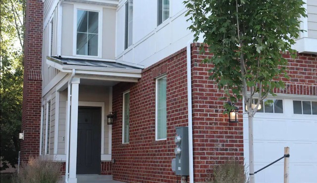 New Modern Twin Home, Pet Friendly, Close to Airport, Downtown, Resorts and more