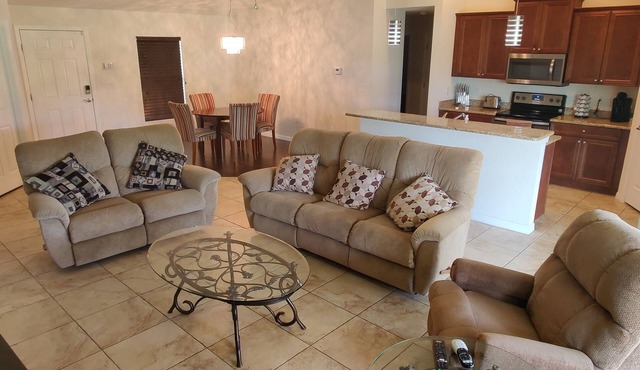New Modern Vacation Home on a budget! Smart TV only. NO CABLE