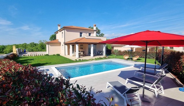 New modern villa with private pool 7 km from the sea.
