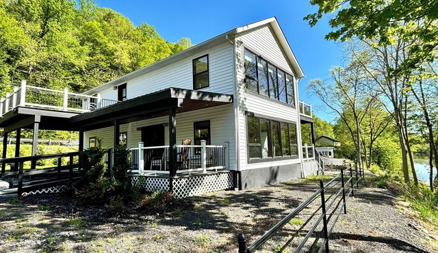 NEW Modern waterfront home close to Catskill mountains, fire pit, EV charging