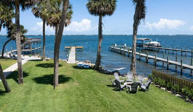 New Modern Waterfront Bungalow Retreat n+ Tropical Vibes + Fishing Paradise!