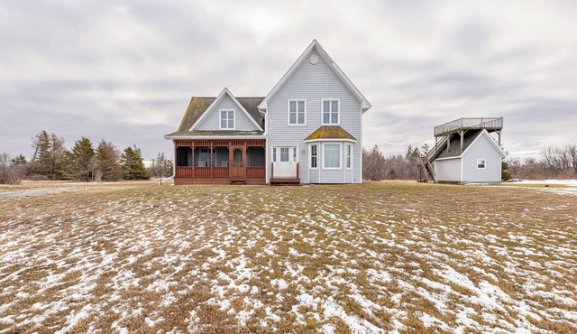 New Moon Vacation Home - Ocean Views and Minutes from Beaches, Nordic Spa & Golf