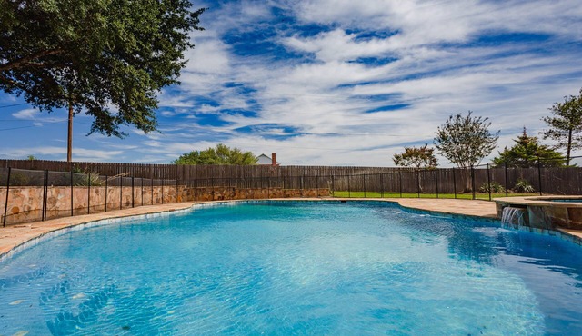 NEW! Moonlight Manor- Pool & Hot Tub- Just minutes from Downtown Waco