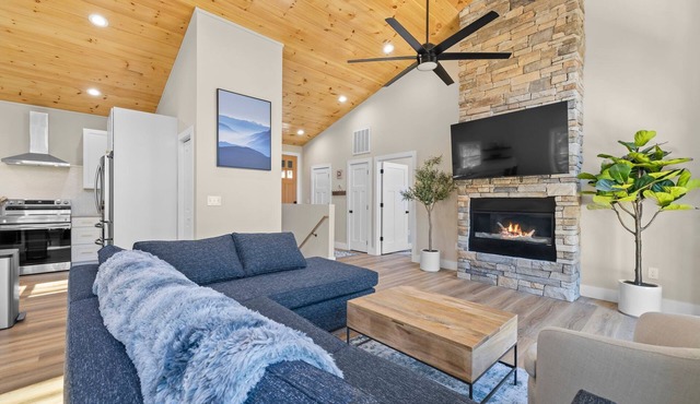 NEW Mountain Modern Hideaway! - Walk to Disc Golf
