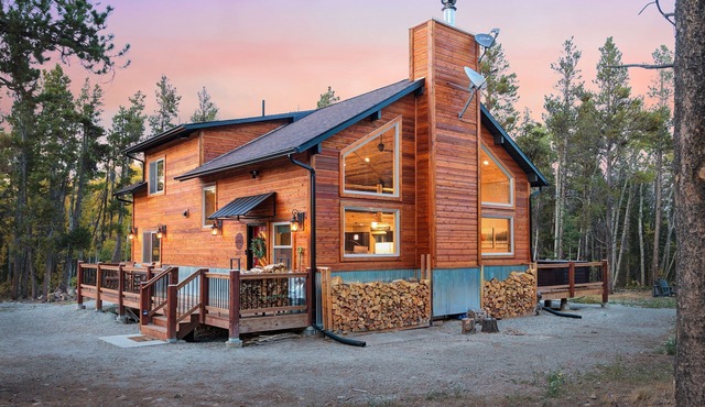 New Mountain Retreat - Secluded Rockies Basecamp - Hot Tub - Sleeps 6