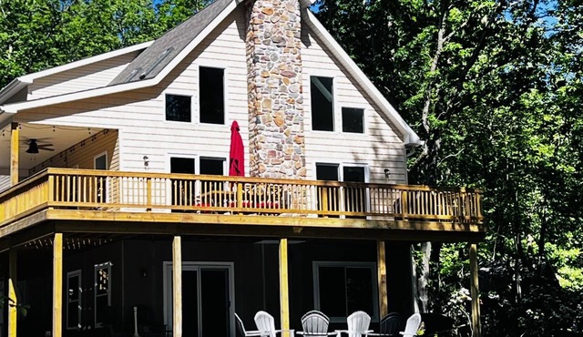 NEW! “MountainWoods" Family Chalet at Bear Creek Lakes, Beach, Lake, Pool, Ski!