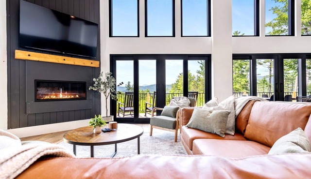 New Mtn View Cabin with Hot Tub and Games