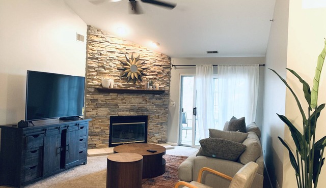 NEW Naperville 2br Condo w/Private Deck