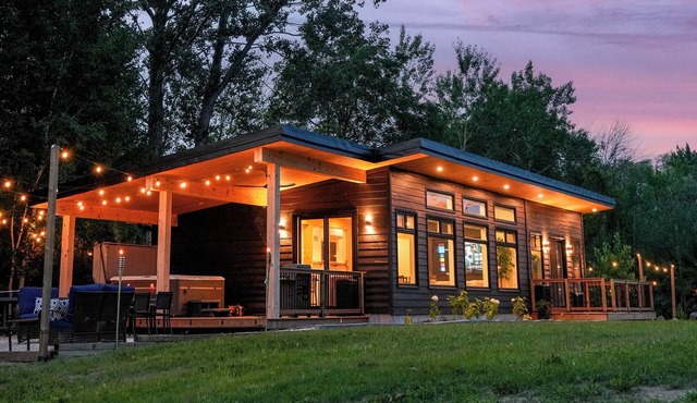 *NEW* Naturskön Cottage | Mountain Views | Hot Tub | Volleyball | 5 Acres