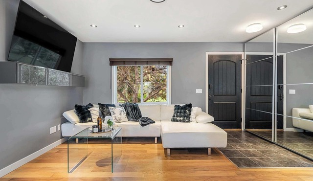 NEW Near DT, University, Airport! FREE Banff Pass!