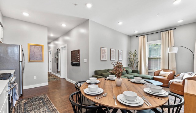 NEW near Harvard+MIT, Free Parking, Walk to Train