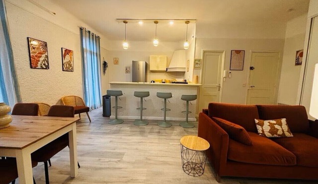 New near train station air conditioning and 3-star balcony