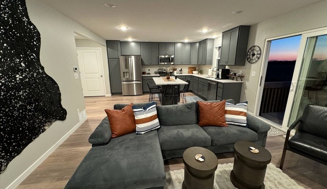 NEW Near UNI Modern Spotless Townhome