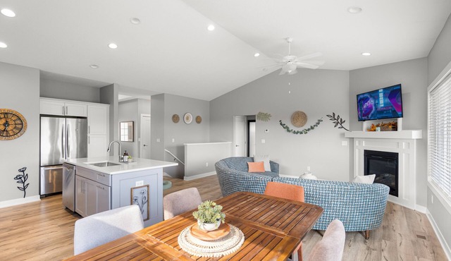 New Neoteric Neighborly Notable Spacious 5-bedroom House w/3 Car Garage & Pool