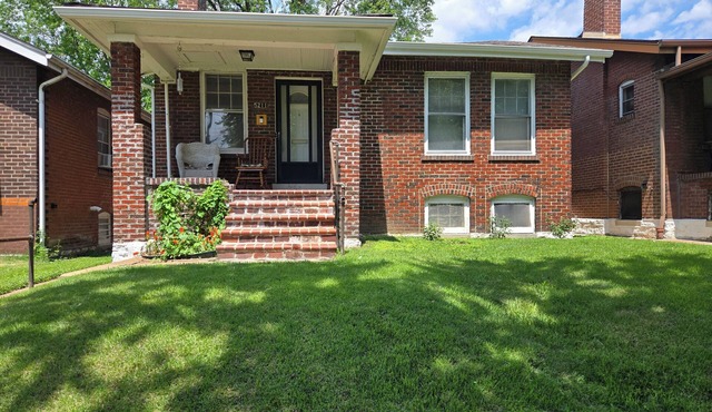 NEW NEW NEW 2 bedroom, 2 queen beds, 1.5 baths, Fenced Backyard, Close to I-55