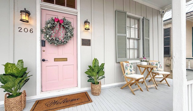 NEW NEW NEW Precious Cottage in Historic Downtown