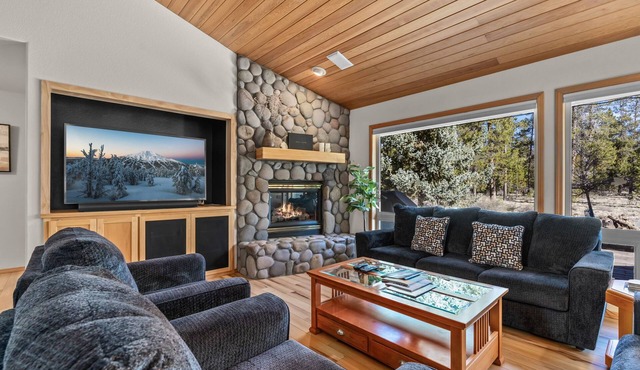 New! Next to Deschutes National Forest- SHARC Passes ~ Private Hot Tub