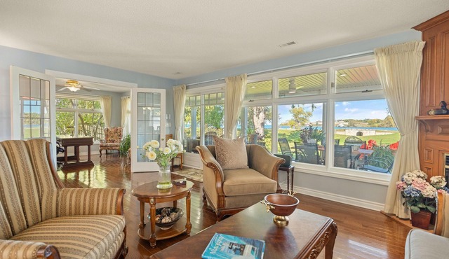 NEW! Niagara Riverview, Backs onto River