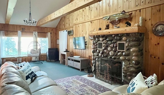 NEW: Northwoods Lakeside Retreat-Lac Vieux Desert