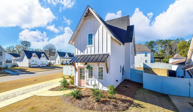 New! Nova's Nook 3BR cottage in Auburn that sleeps 10 with fenced yard!