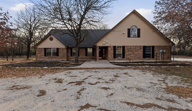 NEW! Oakwood Oasis: 1.4 Acres of Tranquility