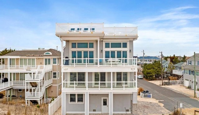 New Oceanfront in Peahala Park . Sleeps 11 .