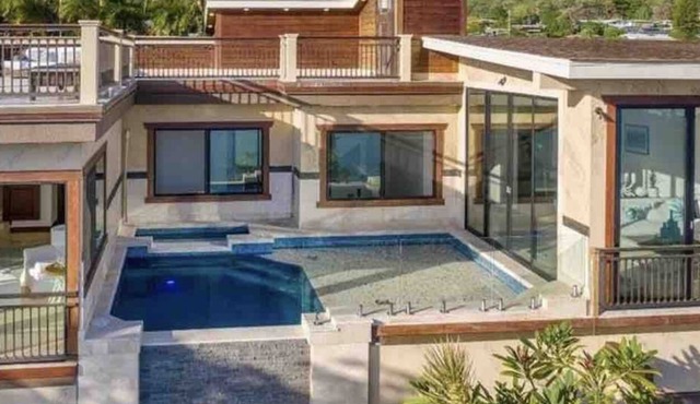 New oceanfront property in East Oahu - 4bed/4bath + studio