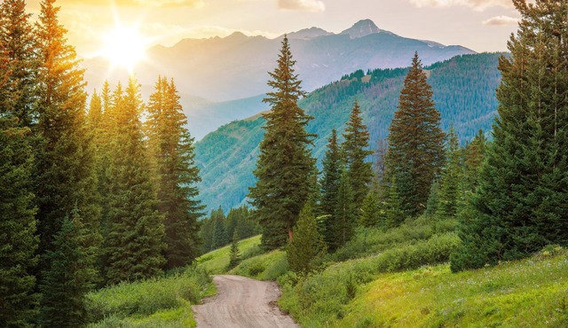 New! On Eagle River| Walk to Downtown| Skiing Less Than 30 Minutes Away