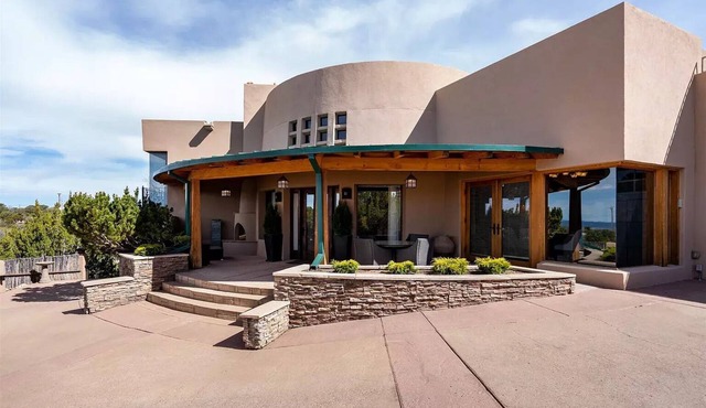 NEW ON VRBO! El Camino Stunning home Dale Ball trails Santa Fe Ski Area Forest