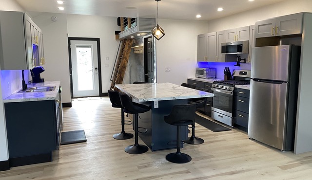 New Open Concept Modern Getaway Near Beaches