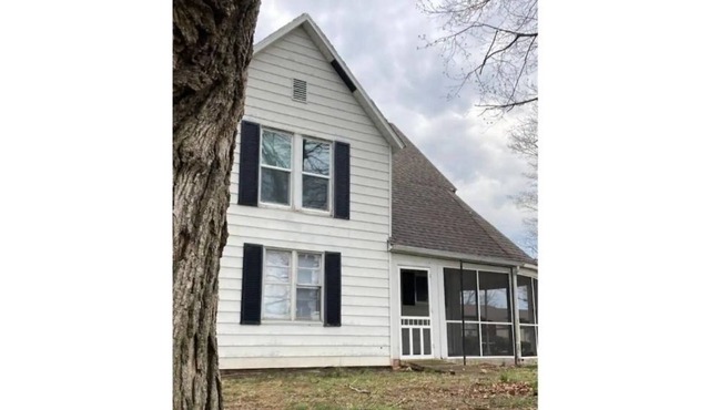 NEW! Original Farm House w/pool and tons of charm