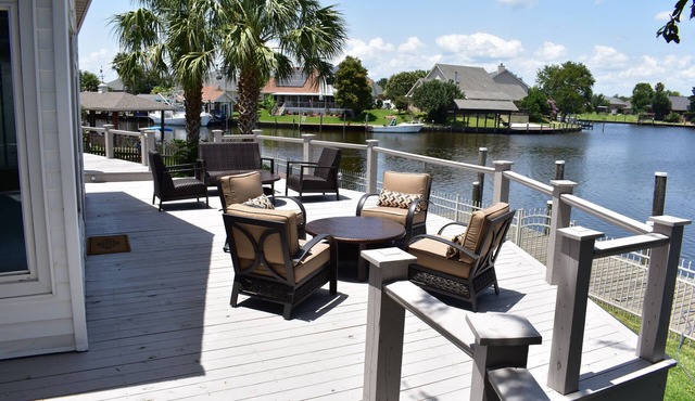 New Orleans Area Private 4BR waterfront home! Swim Boat Grill !