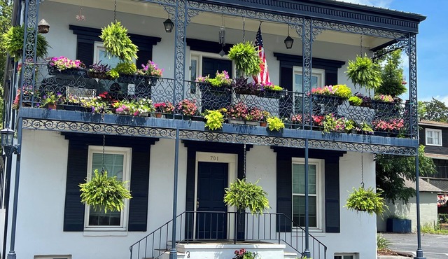 New Orleans inspired 2bed/2bath in the heart of Historic District Sweetwater