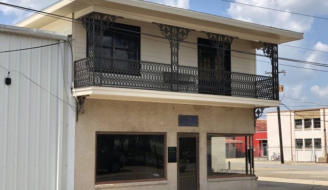 New Orleans Style upstairs apartment