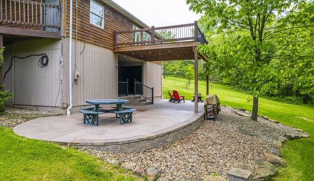 New! Outback Lodge. Large 3 story Cabin!