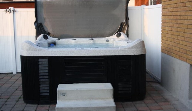 New Outdoor Hot Tub, 3 Bedrooms with Ensuite Bathrooms, Private Entrance.