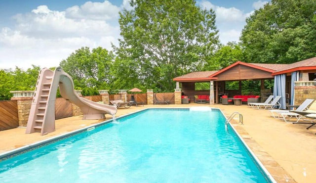 NEW Outdoor Oasis Pool, Hot Tub, Firepl, 6 bedr