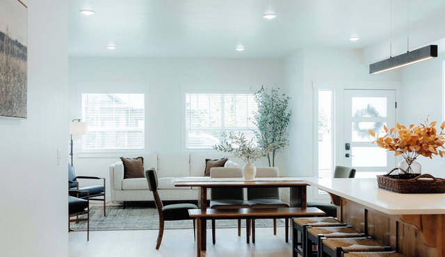 New - Oversized Luxury Downtown Idaho Falls Townhome, Greenbelt & Restaurants