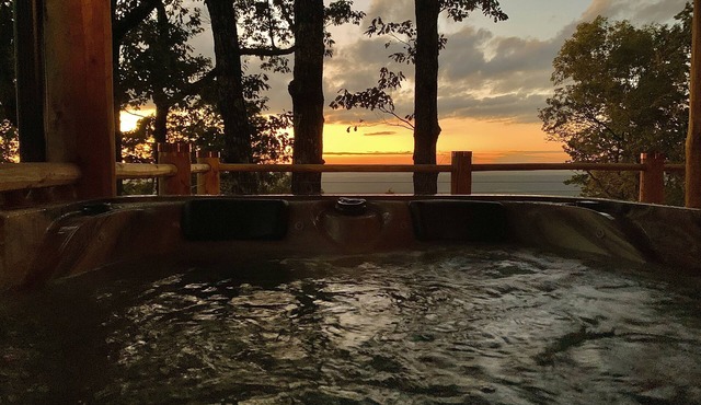 NEW Owl and Moon Romantic Cabin Majestic Views for Miles Fireplace and Hottub