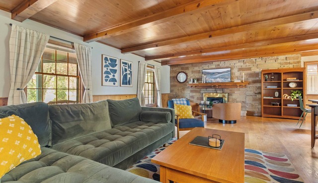 NEW OWNER SPECIAL>Cottage on 6th